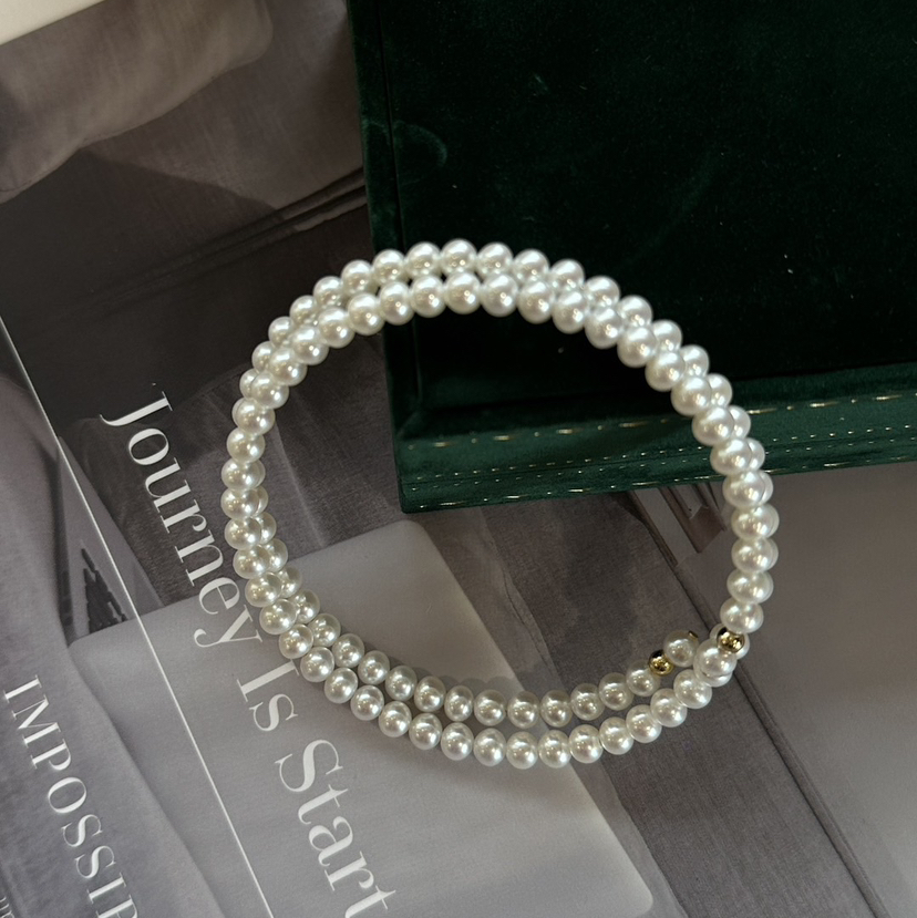 又慵懒又精致 谁家的手镯这么好看呦 珍珠手镯安排上啦 4-5mm 很经典呢 很亮 圆润均匀