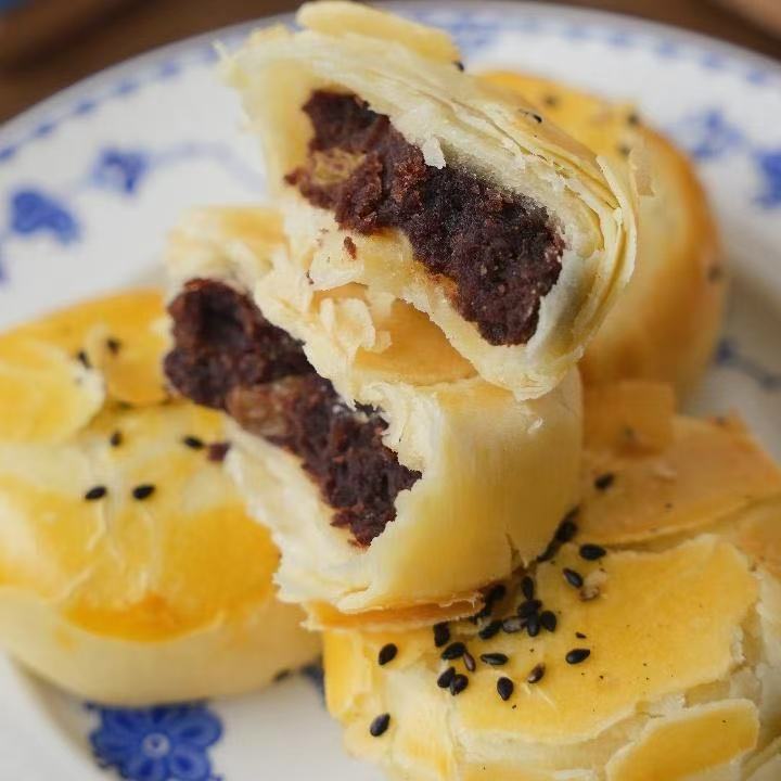 【奶香红豆酥】香甜可口，酥到掉渣，吃一口就爱上。肉眼可见满满的馅料，每一口都是红豆的香甜。