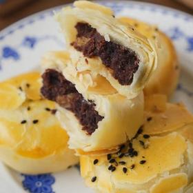 【奶香红豆酥】香甜可口，酥到掉渣，吃一口就爱上。肉眼可见满满的馅料，每一口都是红豆的香甜。