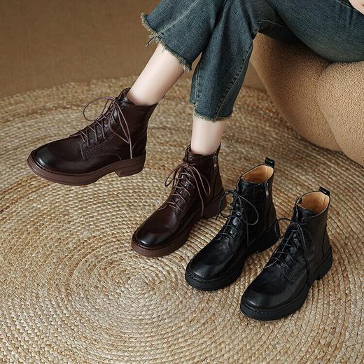 【预售5天】软厚底女士马丁靴新款秋冬复古圆头手抓纹羊皮粗中跟交叉绑带短靴MLJ&C53 商品图3