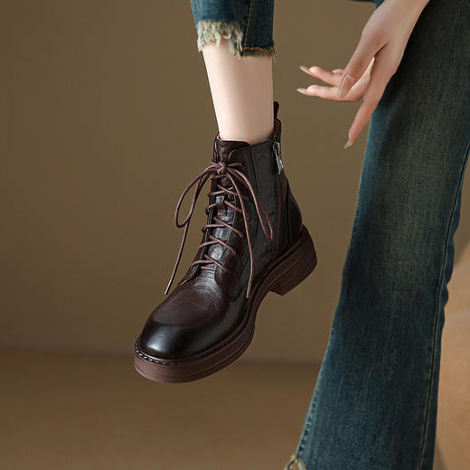 【预售5天】软厚底女士马丁靴新款秋冬复古圆头手抓纹羊皮粗中跟交叉绑带短靴MLJ&C53 商品图2