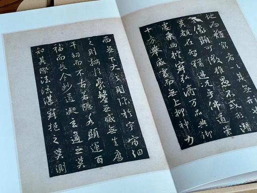 《宋拓集王羲之圣教序碑·刘正宗本》（珍藏版），布面函套，经折装，大8开（44cm×27.6cm），天津人民美术出版社版次2024年5月一版一印。定价698，售价558元。 商品图8