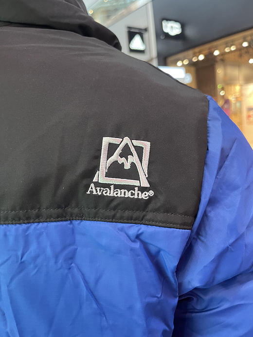 Avalanche 男士保暖绗缝立领可隐藏帽双口袋刺绣标拉链羽绒服 商品图2
