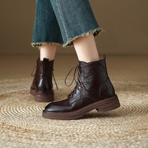 【预售5天】软厚底女士马丁靴新款秋冬复古圆头手抓纹羊皮粗中跟交叉绑带短靴MLJ&C53 商品图1
