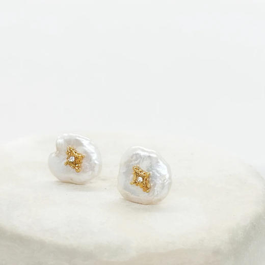 北京仓｜Elise Tsikis-Helia-小棉花 珍珠 耳钉［法国设计师］ 商品图0