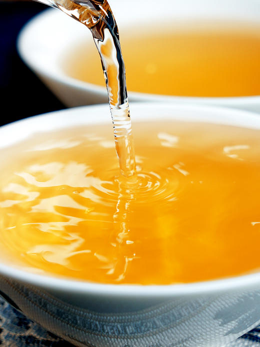 【金奖落水洞单株】2018年头春头采易武生态古茶第一村；历年斗茶会上三次夺魁山头；普洱茶生茶饼 357克/饼，拍5发6拍20发25 商品图3