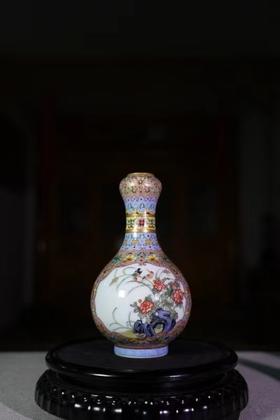 珐琅彩安居乐业蒜头瓶