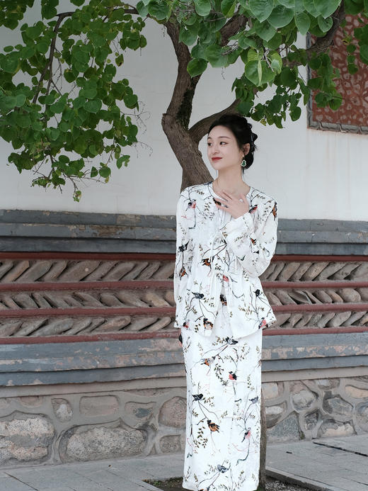 创业大礼包|春燕丝绒对襟外套+春燕丝绒盘扣一步裙+真丝压花圆领女上衣-珍珠白(梅兰竹菊纹样) 商品图1