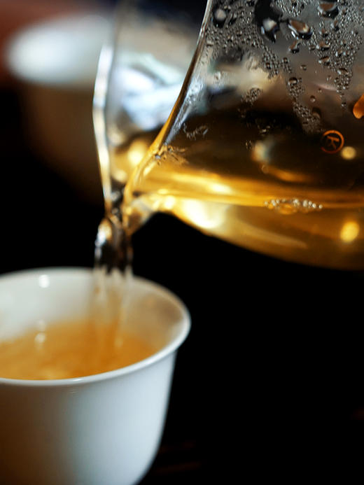 【金奖落水洞单株】2018年头春头采易武生态古茶第一村；历年斗茶会上三次夺魁山头；普洱茶生茶饼 357克/饼，拍5发6拍20发25 商品图6