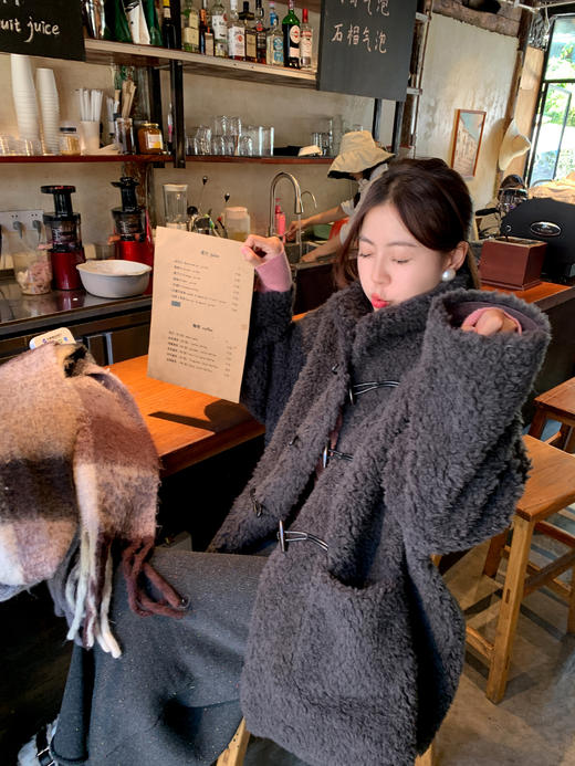 <曾小咸推荐>杏色翻领毛毛牛角扣中长款外套 商品图4