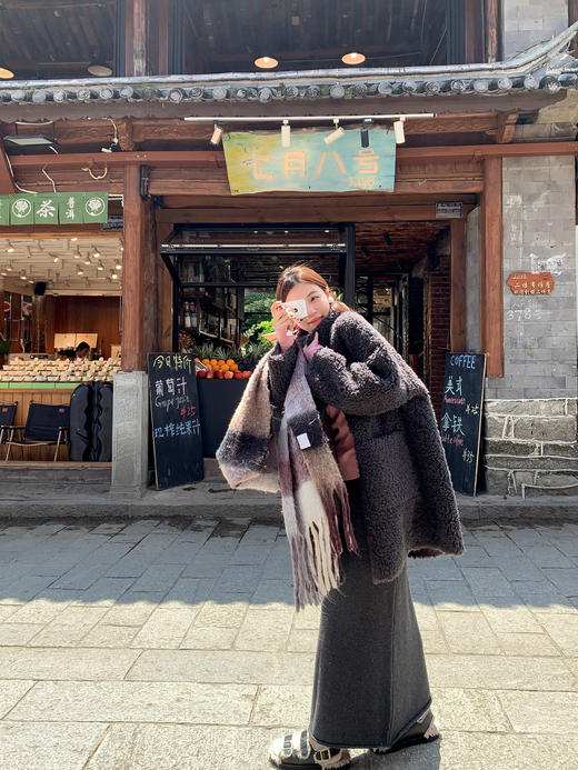 <曾小咸推荐>杏色翻领毛毛牛角扣中长款外套 商品图5