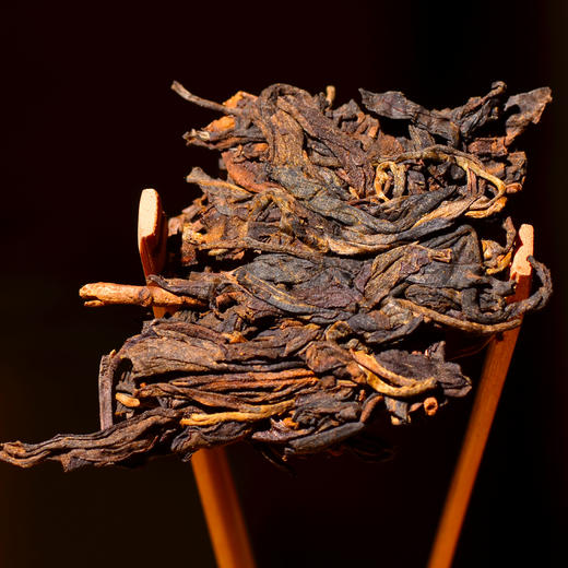 【2001年班章有机生态公章饼】纯正干仓，收藏价值极高！勐海茶厂独一批的高货！市面已绝版，后续无复刻！真正比大白菜/孔雀还稀缺的顶亟原料！200克/罐！ 商品图3