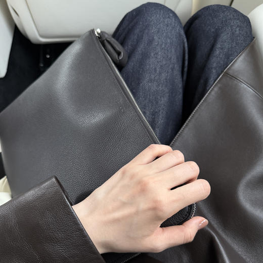 ROMI STUDIO“复古态度” 荔枝纹头层牛皮拼亚麻公文包 RW24LP31323 商品图0