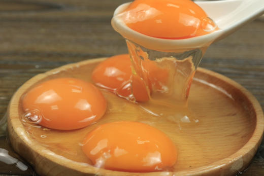 我们的土鸡蛋全部五谷喂养，全程不添加激素和药物，好的自然气候、环境才能培养出优质健康的生态鸡，遵循自然的散养方式让其食昆虫野果，杂粮，喝自然泉水、雨露！无兽药残留无抗生素无激素，60枚/箱 商品图2