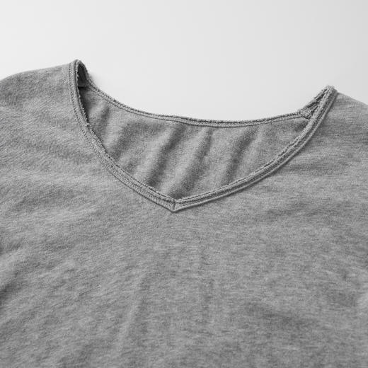 ROMI STUDIO“格雷优雅”100棉V领磨毛抓绒卷边长袖T恤 RW24ASM0018 商品图2