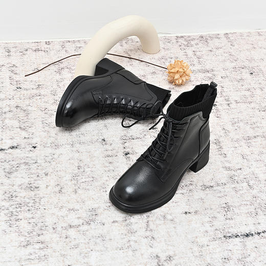 经典鲨2024年冬季款简约黑色加绒中粗跟后拉链气质短筒靴后拉链短靴女鞋KW289-D58011 商品图1