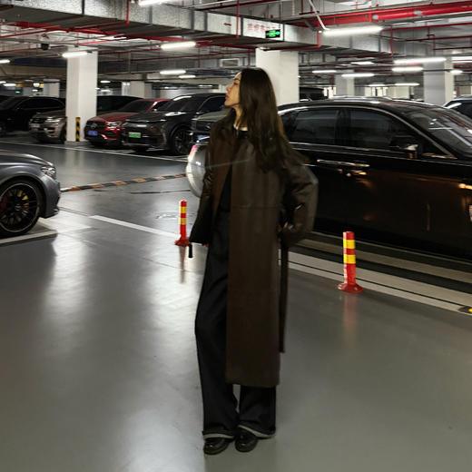 ROMI STUDIO“棕标甄选” 100%绵羊皮软糯收腰皮衣外套 RW24LWT1092 商品图2