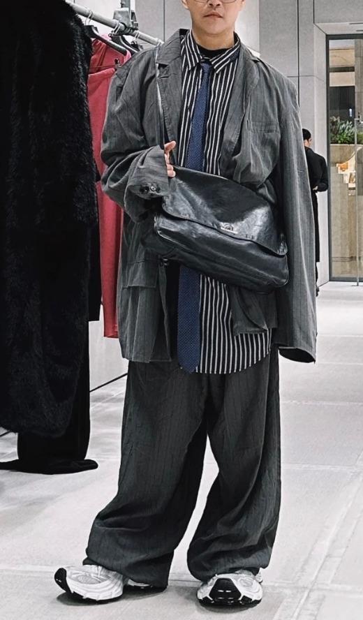 中性款褶皱皮质单肩斜背包he004 商品图2