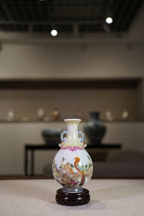 仿清乾隆珐琅彩题诗花石锦鸡图双耳瓶 商品图0