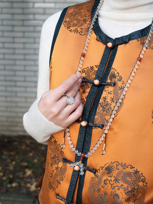 盛唐婧| 新中式库缎拼绵羊皮对襟马甲 商品图2