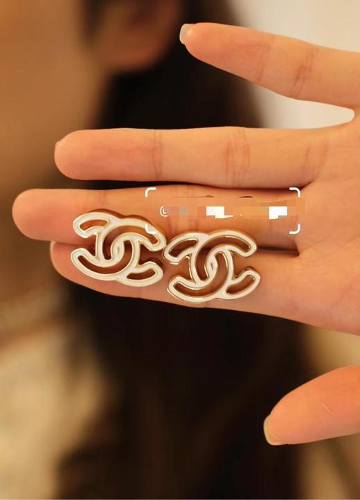 香奈儿漫画镂空C耳钉白色（XTY） 商品图8