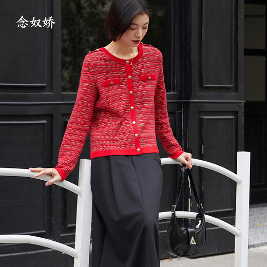 【商场同款】CNR4A99“璀璨冬韵毛开” 温暖氛围感红色 放松小箱型设计不挑身材 羊毛混合亮光感纱线 点缀金属扣 小香风毛开衫 商品图8