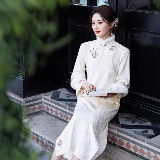 YG-2491米色复古风保暖毛绒领旗袍2024年冬季新款日常穿改良新中式 商品图2