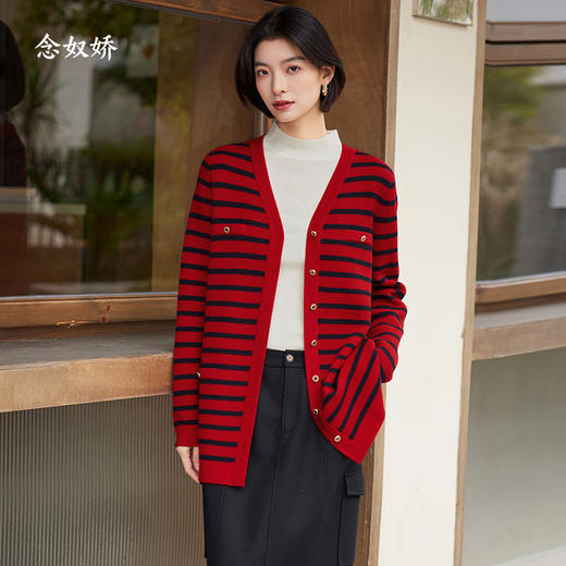 【商场同款】CNR4A97“经典条纹开衫”氛围感红色轻松愉悦 松H廓形中长款包容腰胯 浮雕金属扣增添时尚奢华感 肌理感针法有质感 羊毛开衫 商品图9