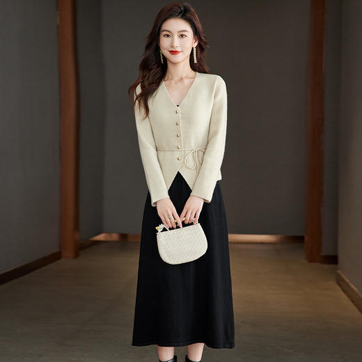 时尚套装V领针织开衫，搭配修身收腰连衣裙两件套CC&22-1307 商品图3