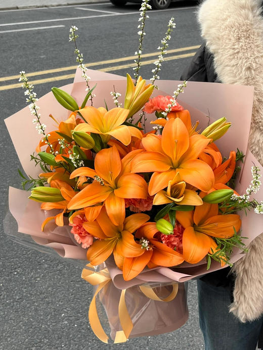 【在有光的地方】AB级橙色梦想百合10-15朵+AB级雪柳花2支+AB级橙光康乃馨5支+AB级绿林草5支 商品图1