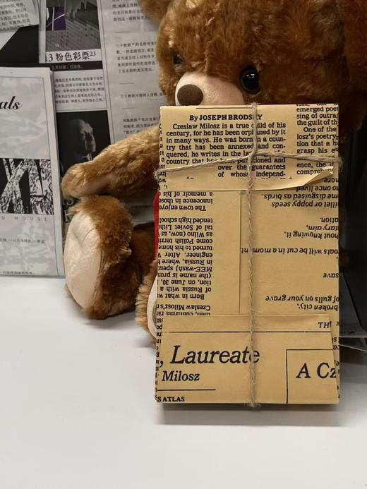 【限量礼物版】米沃什诗集《礼物》+《但是还有书籍》 含诗集2本+礼物形式手工包装+贴纸两张 商品图2