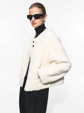 白色羊毛短外套