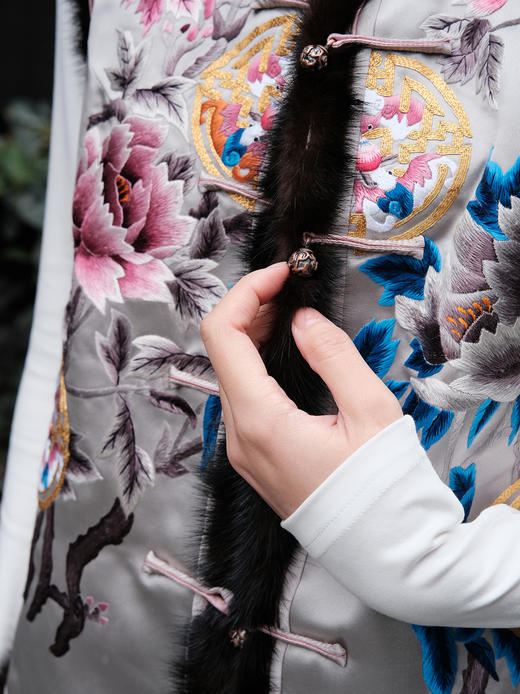 盛唐牡丹&王小潇联名|富贵长寿貂毛手绣棉背心-白色 商品图3