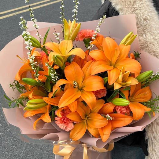 【在有光的地方】AB级橙色梦想百合10-15朵+AB级雪柳花2支+AB级橙光康乃馨5支+AB级绿林草5支 商品图0