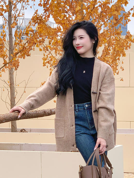 【百图lulu定制】【文艺牛角扣毛衣】牛角扣 花纱 V领  大口袋一手长针织 慵懒风 长袖外套 商品图0