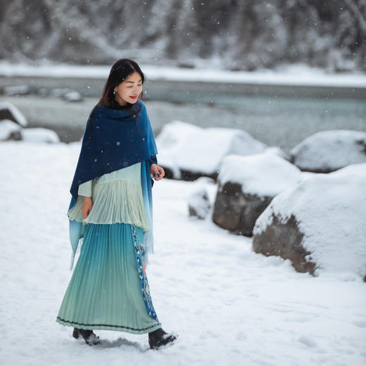 【林栖设计小店】【青绿现货】生活在左青绿色提花毛织披肩修身保暖百搭2023秋冬新品围巾披风女1934055 商品图2