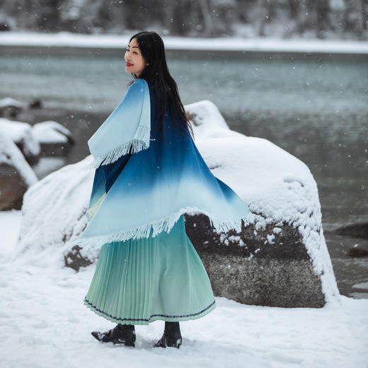 【林栖设计小店】【青绿现货】生活在左青绿色提花毛织披肩修身保暖百搭2023秋冬新品围巾披风女1934055 商品图3