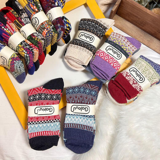 【10双随机发 不重复】秋冬复古图腾羊毛袜中高筒 保暖舒适百搭 商品图1