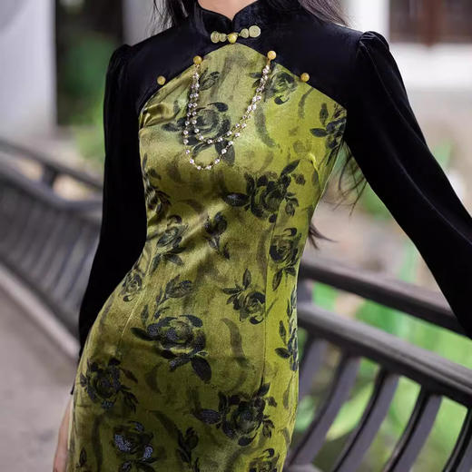 YG-2471绿色复古风长袖拼接旗袍2024年秋季新款日常可穿改良新中式 商品图3