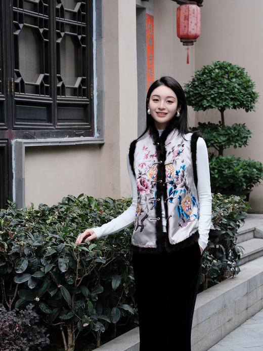 盛唐牡丹&王小潇联名|富贵长寿貂毛手绣棉背心-白色 商品图5