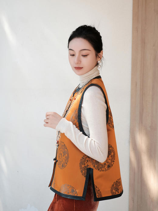 盛唐婧| 新中式库缎拼绵羊皮对襟马甲 商品图6