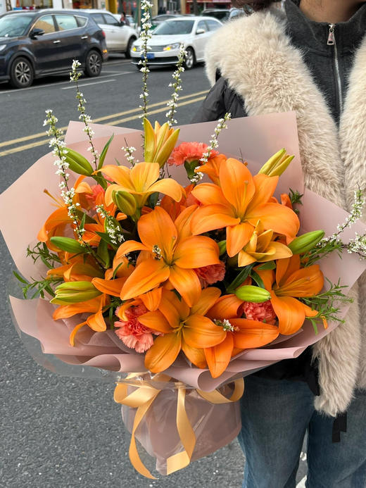 【在有光的地方】AB级橙色梦想百合10-15朵+AB级雪柳花2支+AB级橙光康乃馨5支+AB级绿林草5支 商品图2