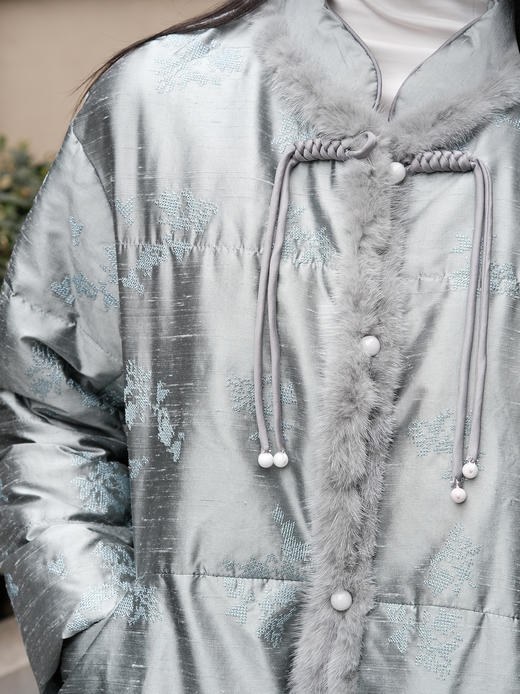 售罄|盛唐牡丹| 玄青绿双宫丝水貂鹅绒服 商品图1