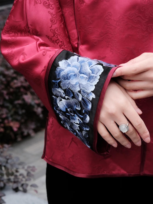 盛唐牡丹| 丝毛三蓝手推绣挽袖上衣（红色机绣） 商品图2