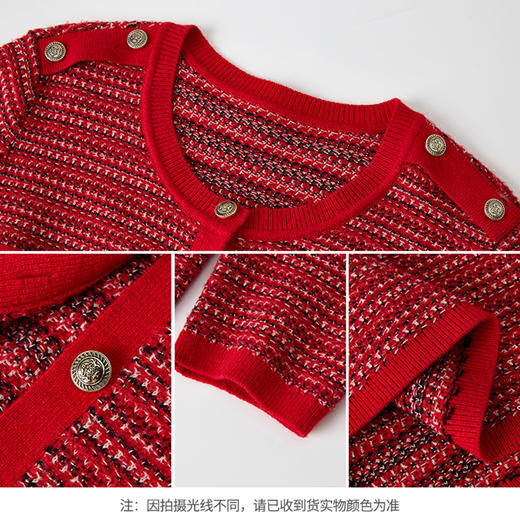 【商场同款】CNR4A99“璀璨冬韵毛开” 温暖氛围感红色 放松小箱型设计不挑身材 羊毛混合亮光感纱线 点缀金属扣 小香风毛开衫 商品图5