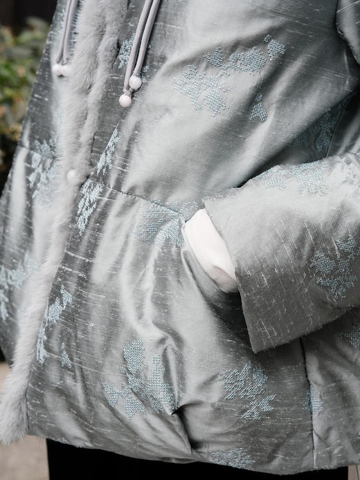 售罄|盛唐牡丹| 玄青绿双宫丝水貂鹅绒服 商品图2