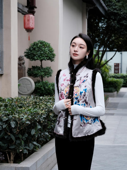 盛唐牡丹&王小潇联名|富贵长寿貂毛手绣棉背心-白色 商品图4