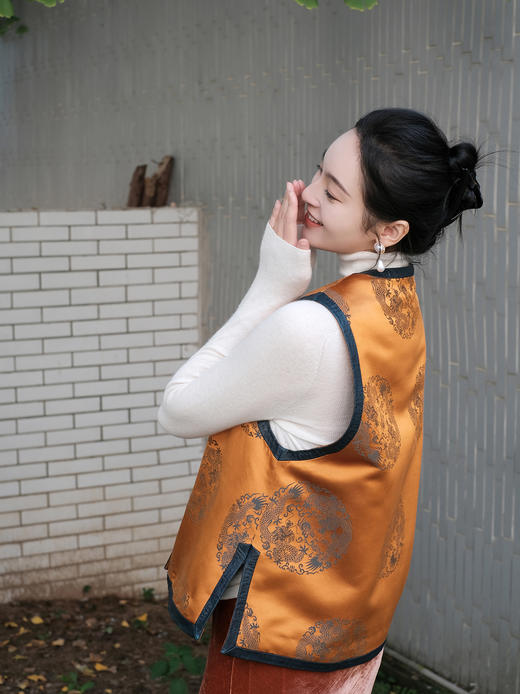 盛唐婧| 新中式库缎拼绵羊皮对襟马甲 商品图7