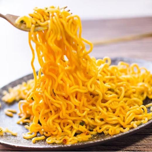 奔跑吧蛋蛋 香辣咸蛋黄风味拌面 92g/桶 商品图3