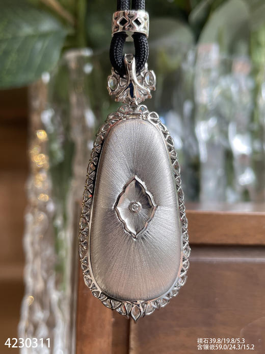 玻璃种飘翠豆子吊坠【4230311】具体价格微信咨询 商品图8